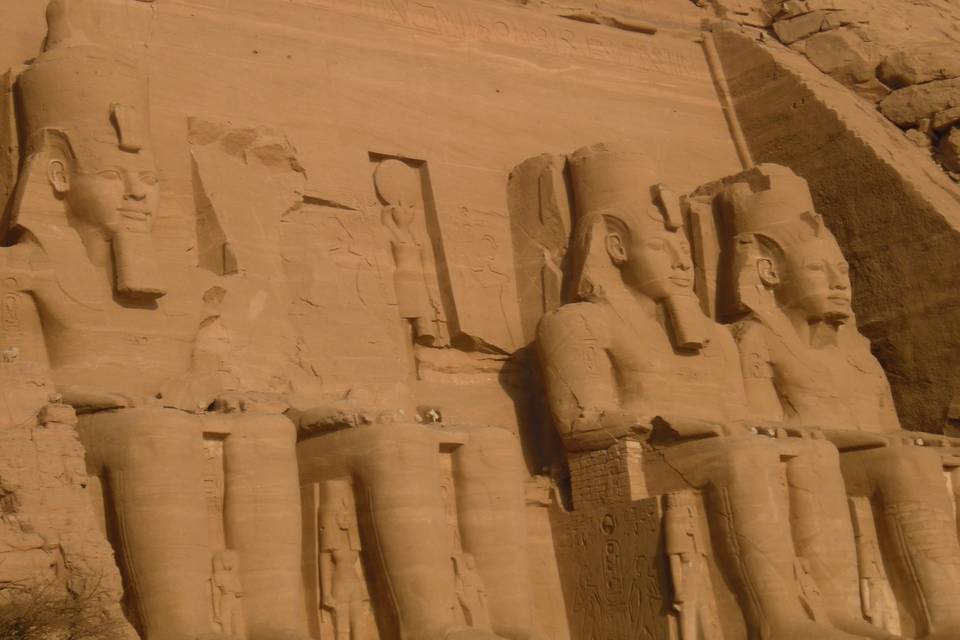 Amanece en Abu Simbel