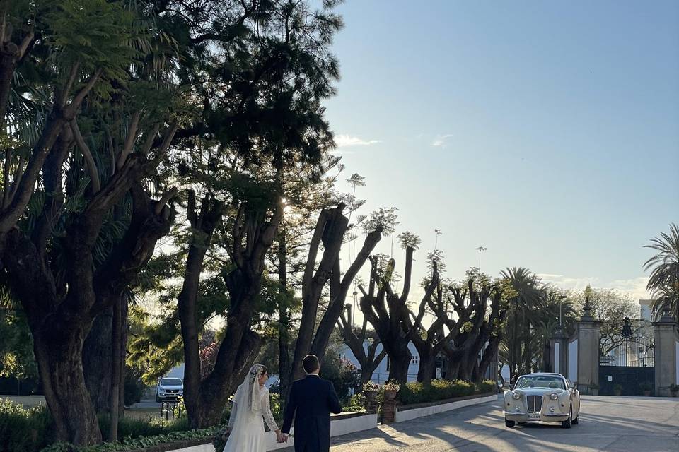 Novios hacia el coche