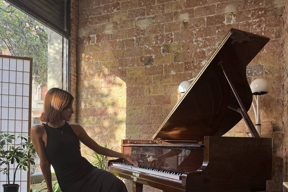 Interpretación al piano y voz