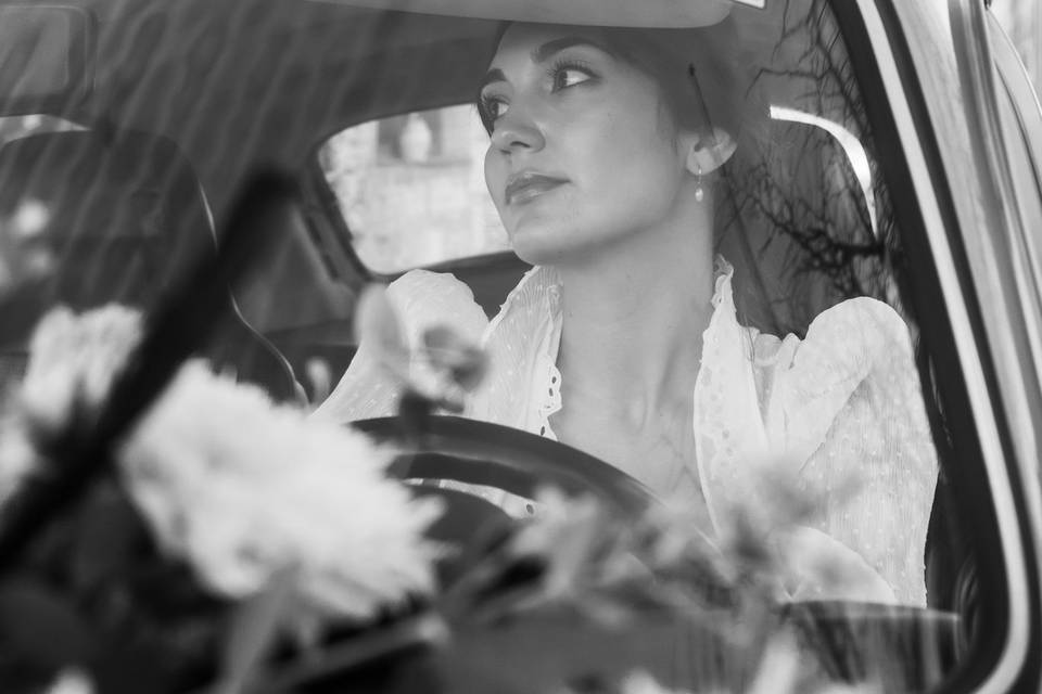 Novia en coche de boda