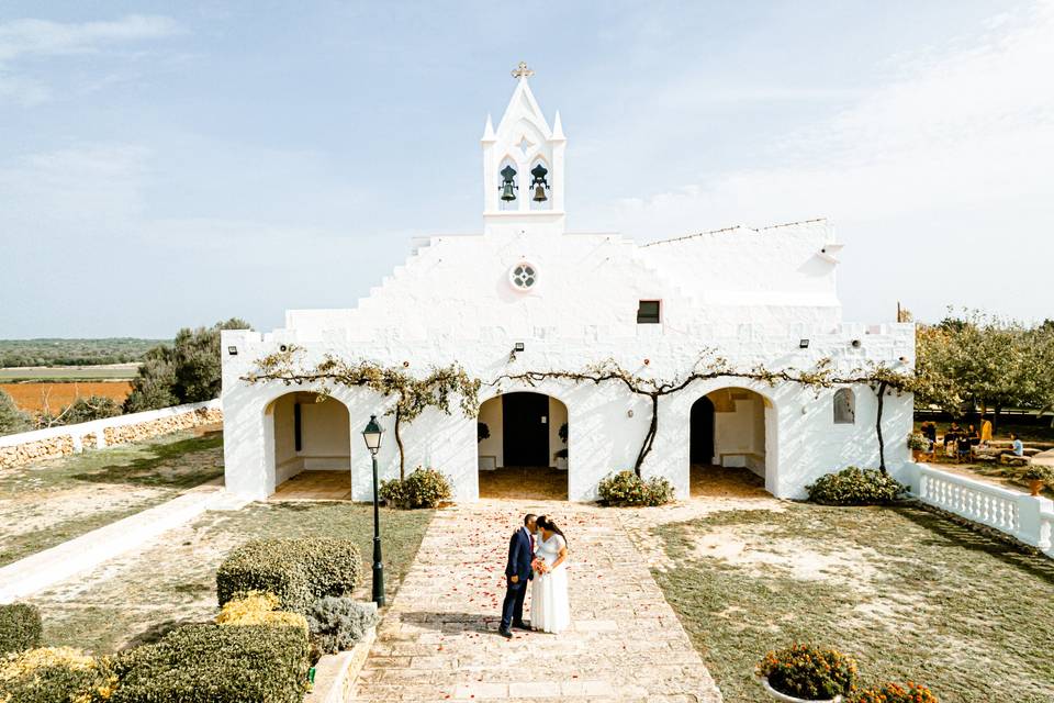 Novios en la puerta de la iglesia