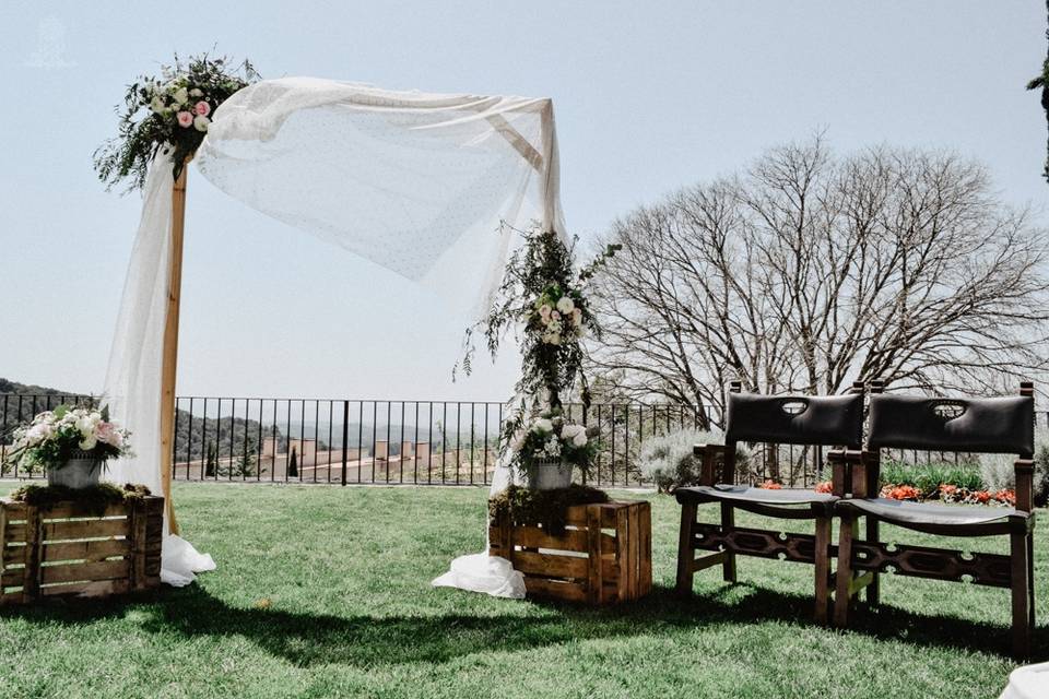 Pérgola con instalación floral