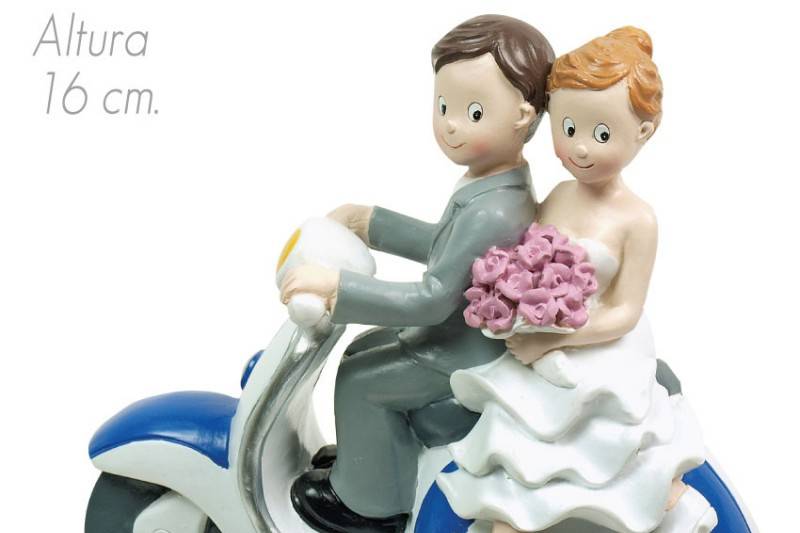 Novios en moto para la tarta