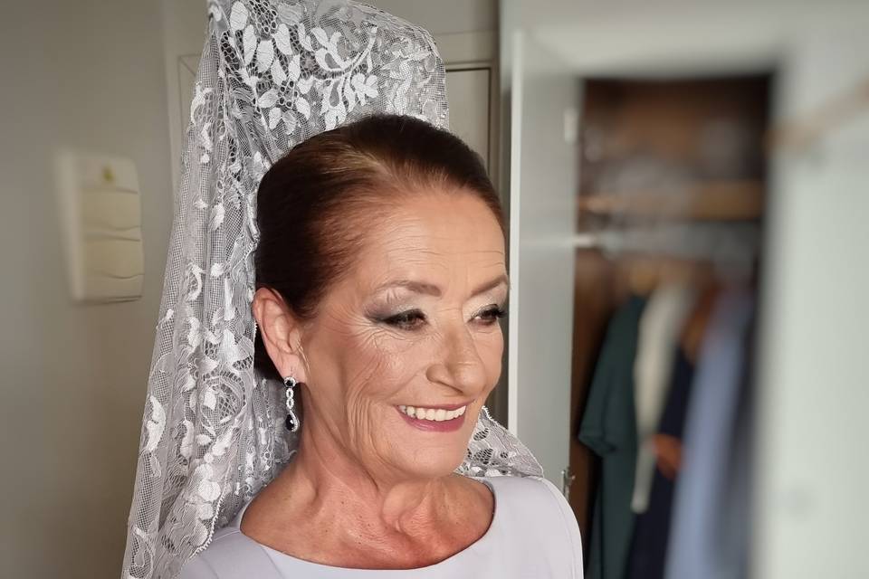 Maquillaje, peinado y mantilla