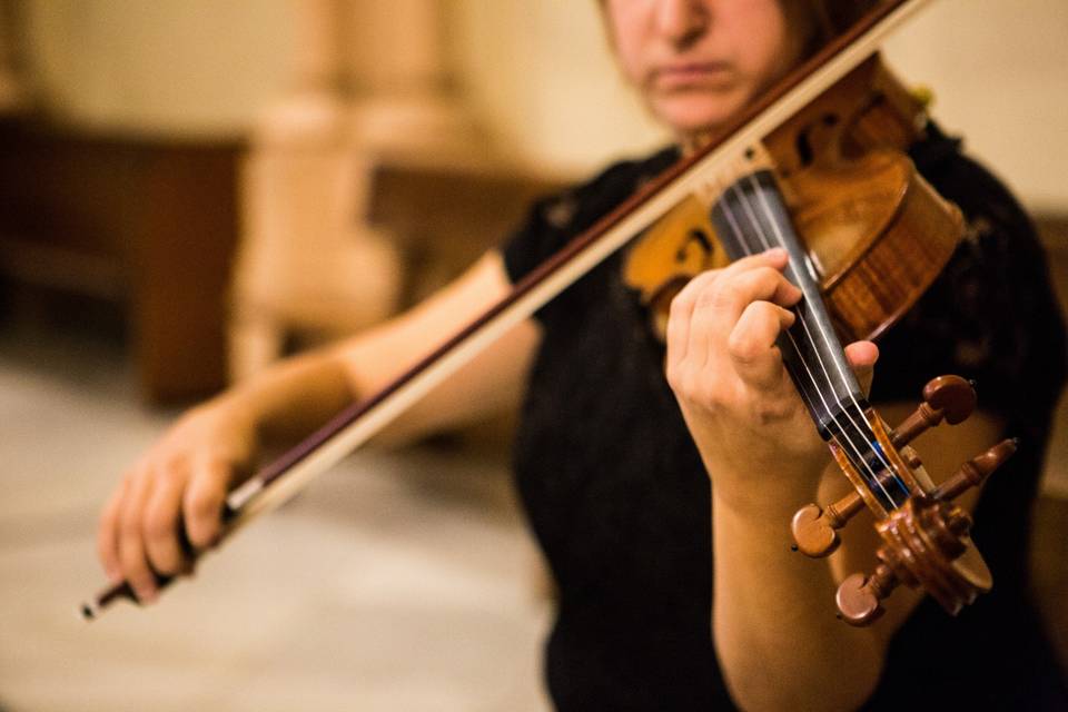 Violín en ceremonia religiosa