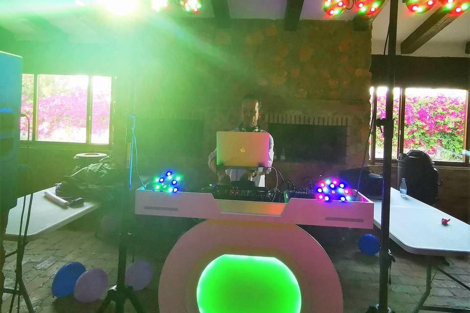 Sesión de DJ en la barra libre