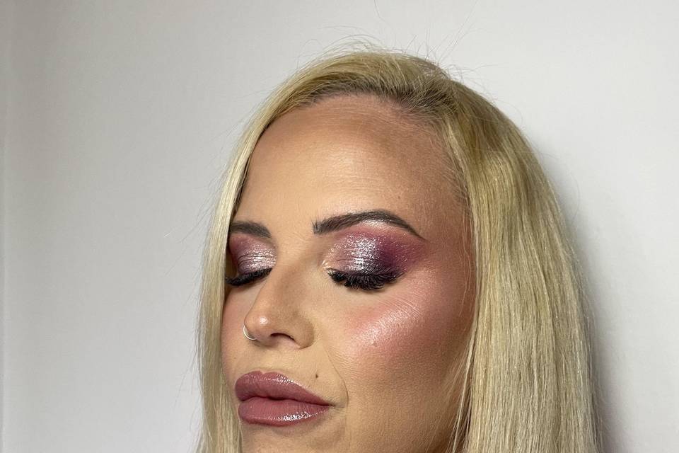 Maquillaje glam en tonos rosas