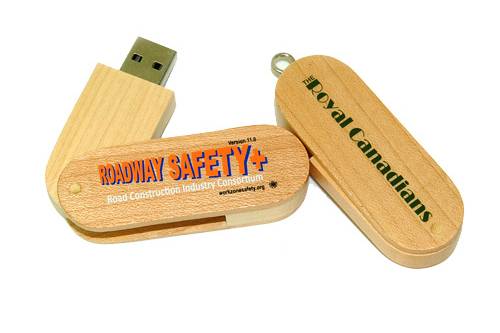 Pendrive de madera con nombres