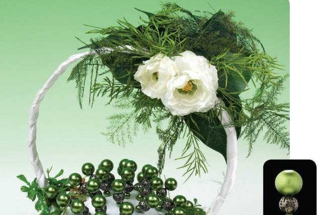 Cesta de alfileres verde. Contiene 50 alfilres con cabeza verde y cesta decorada.