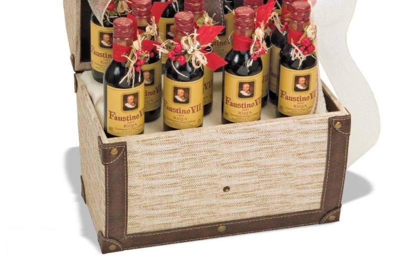 Miniaturas de vino en precioso baúl decorado