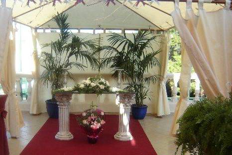 Altar cubierto para boda