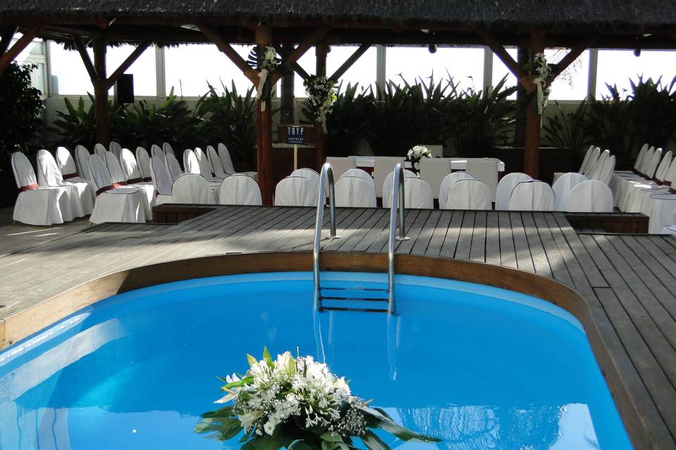 Ceremonia vista desde la piscina