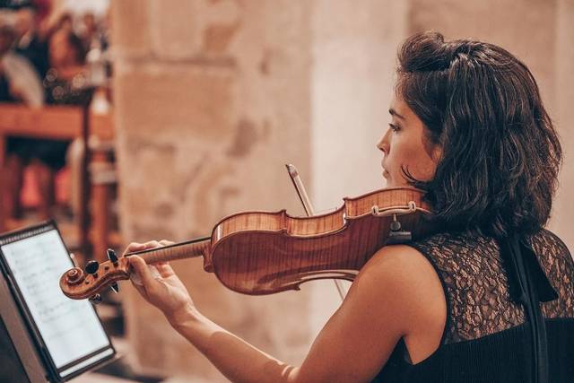 Ana, violinista