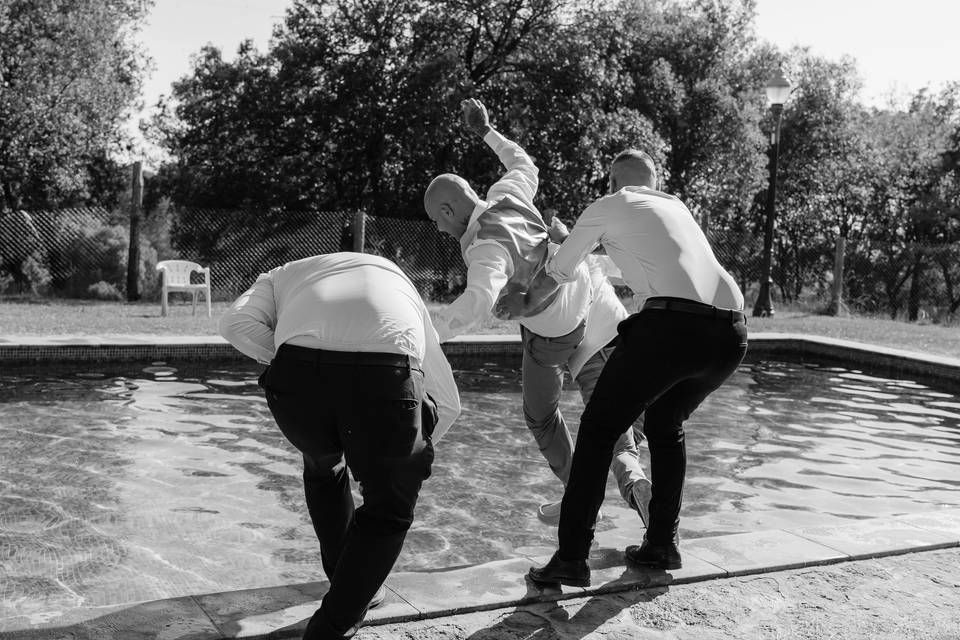 Lanzando al novio a la piscina