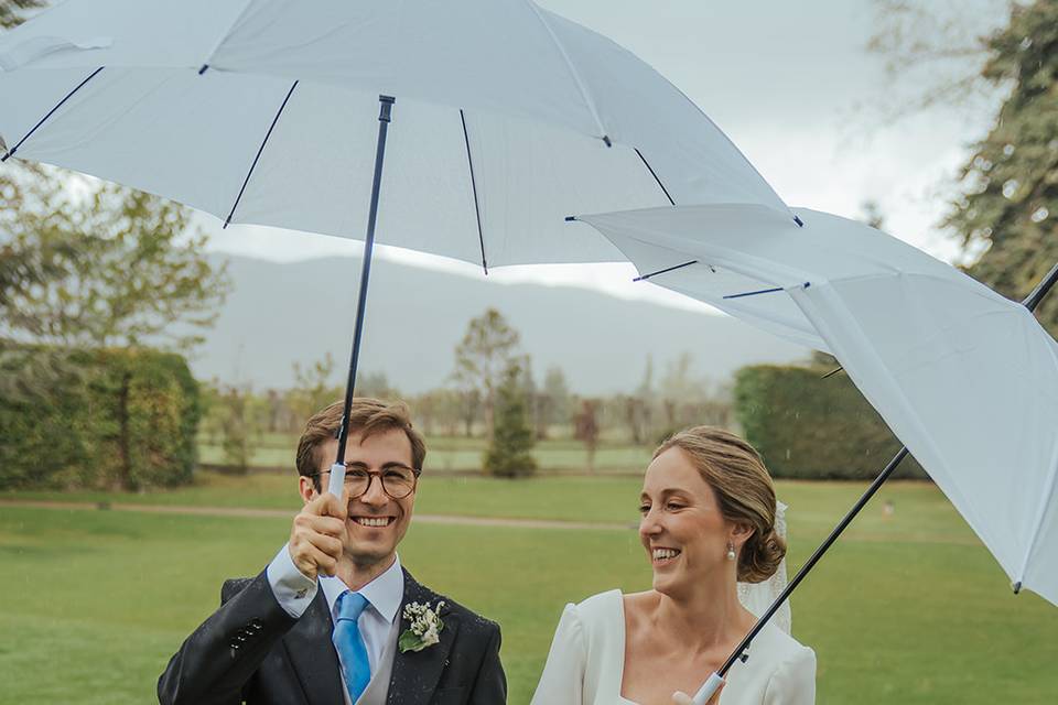 Pareja bajo la lluvia