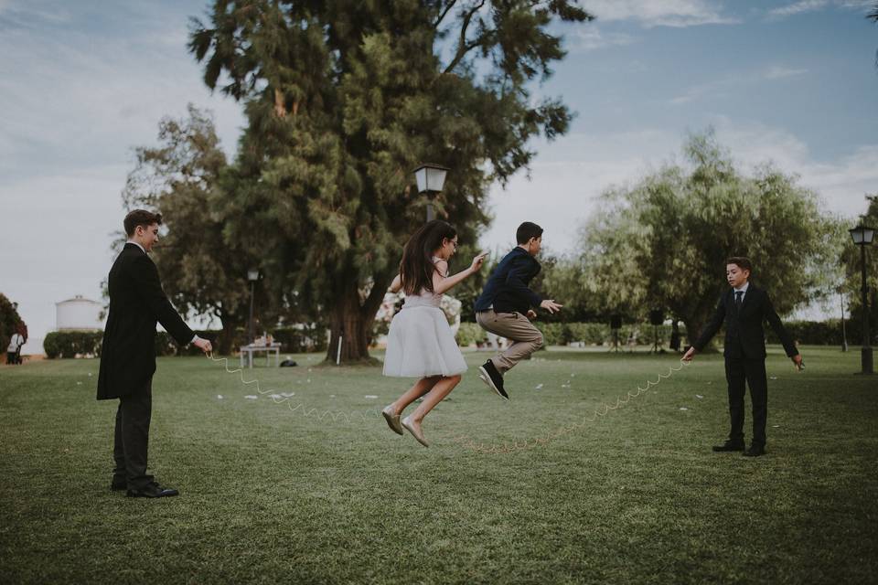 Niños jugando en la boda