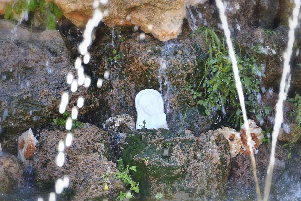 Detalle de la fuente en el jardín