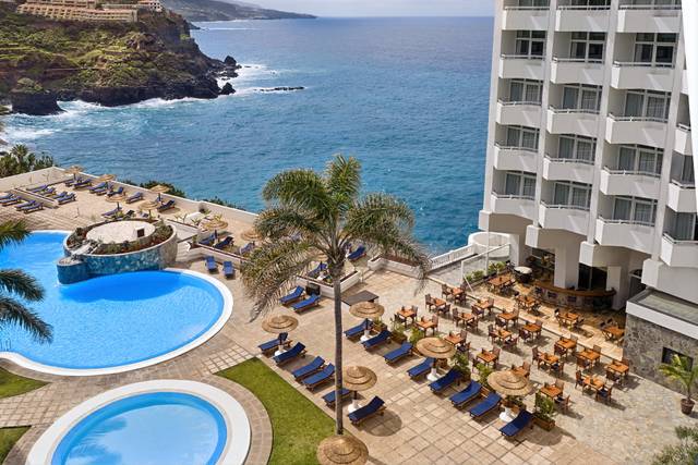 Zona piscina y terraza