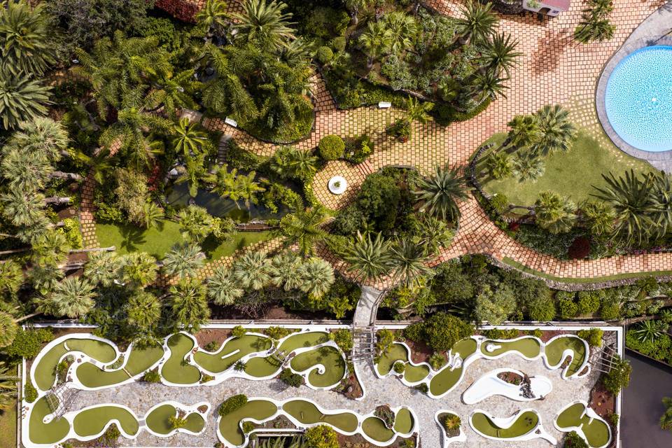 Minigolf y parte jardin
