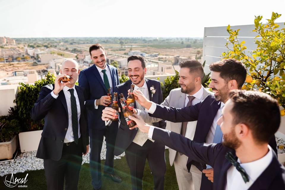 Pascual brinda con sus amigos