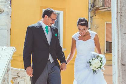 Novios saliendo de la iglesia