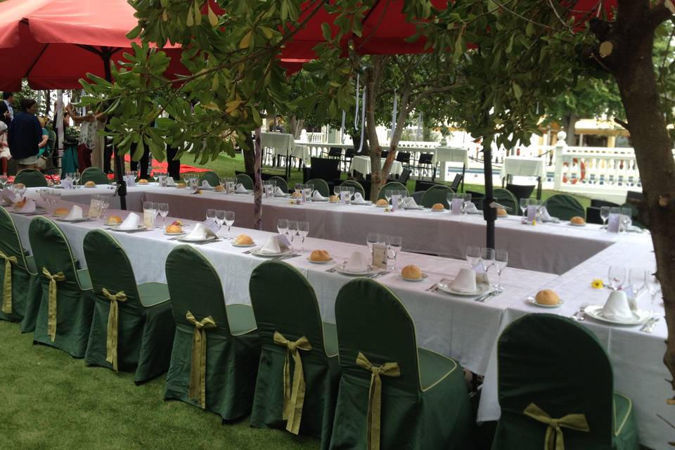 Banquete en el jardín