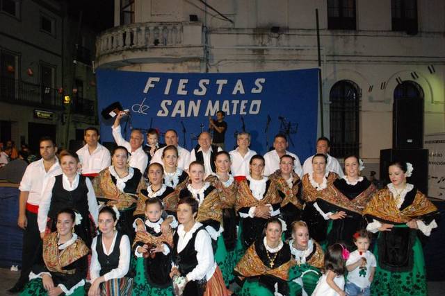 Rondalla y bailarinas