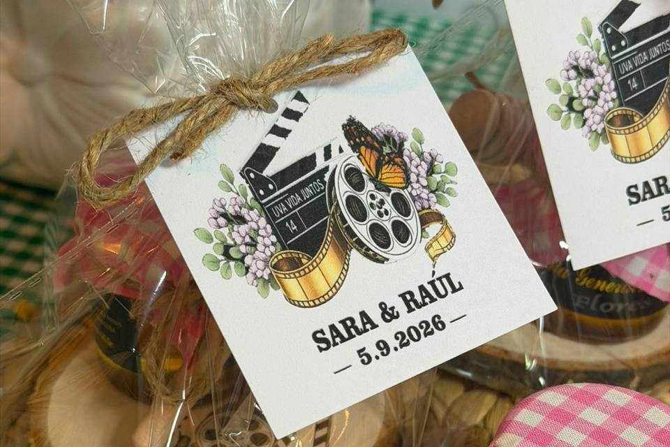 Posavasos con miel y palito de