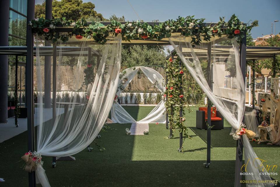 Ceremonia con carpas y arco