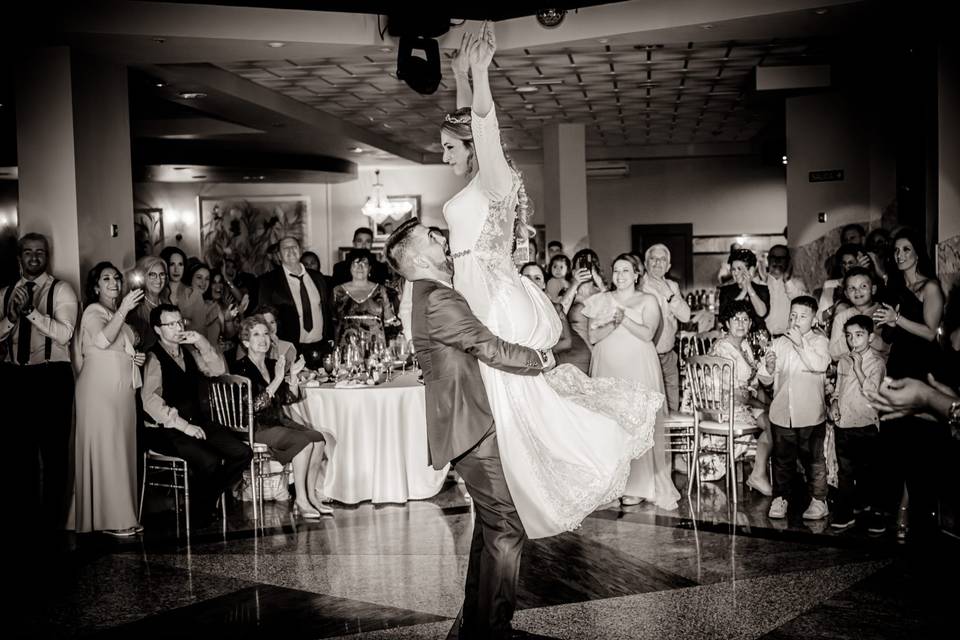 Baile nupcial salón rojo