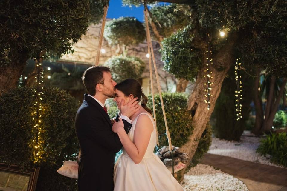 Novios en jardín verde