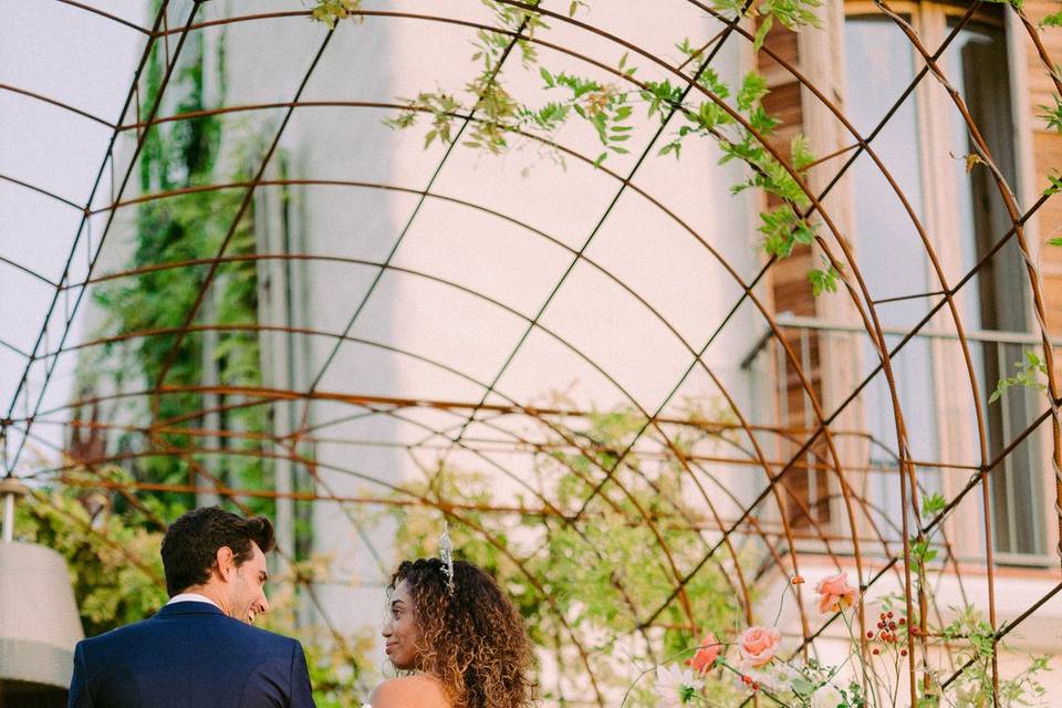 Novios subiendo escalera