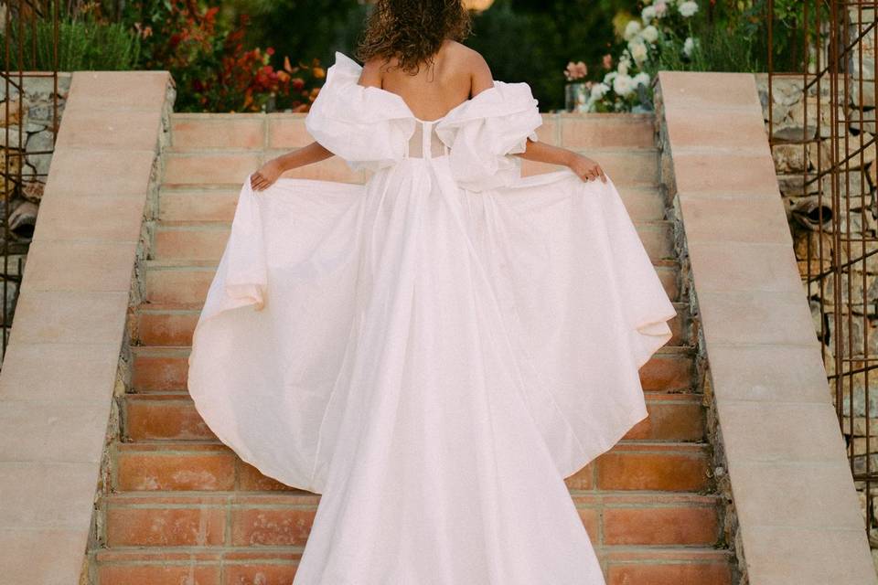 Novia subiendo del jardín