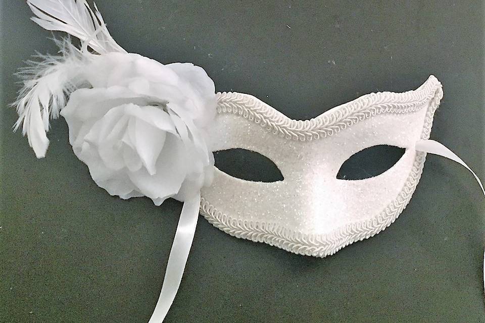 Mascara de bodas con flor