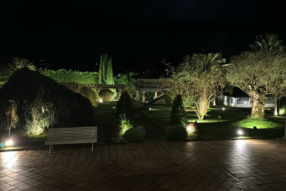 Jardín de noche