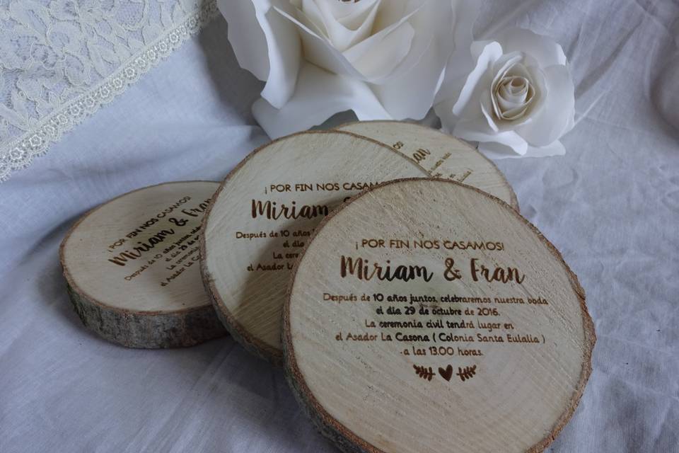 Invitaciones de boda en madera