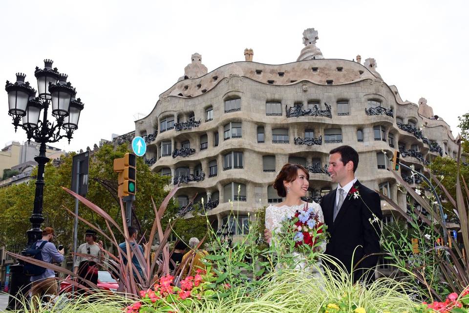 Con el fondo de la Pedrera