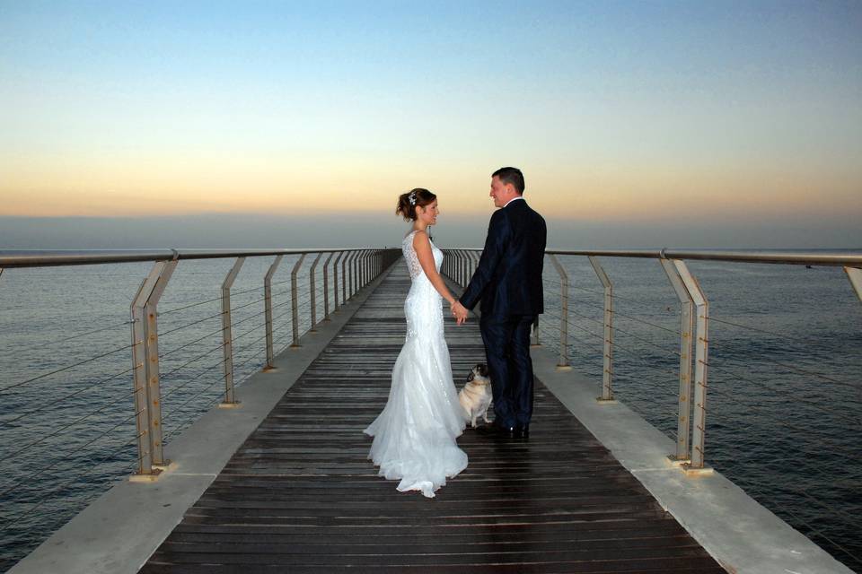 Pareja en el Pont del Petroli