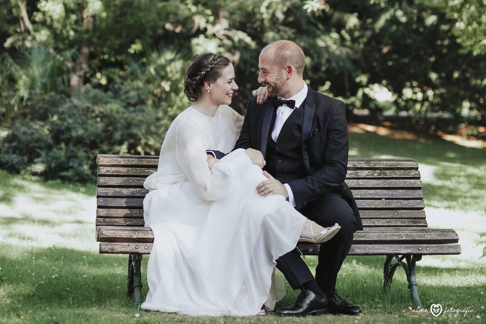 Pareja de novios en parque