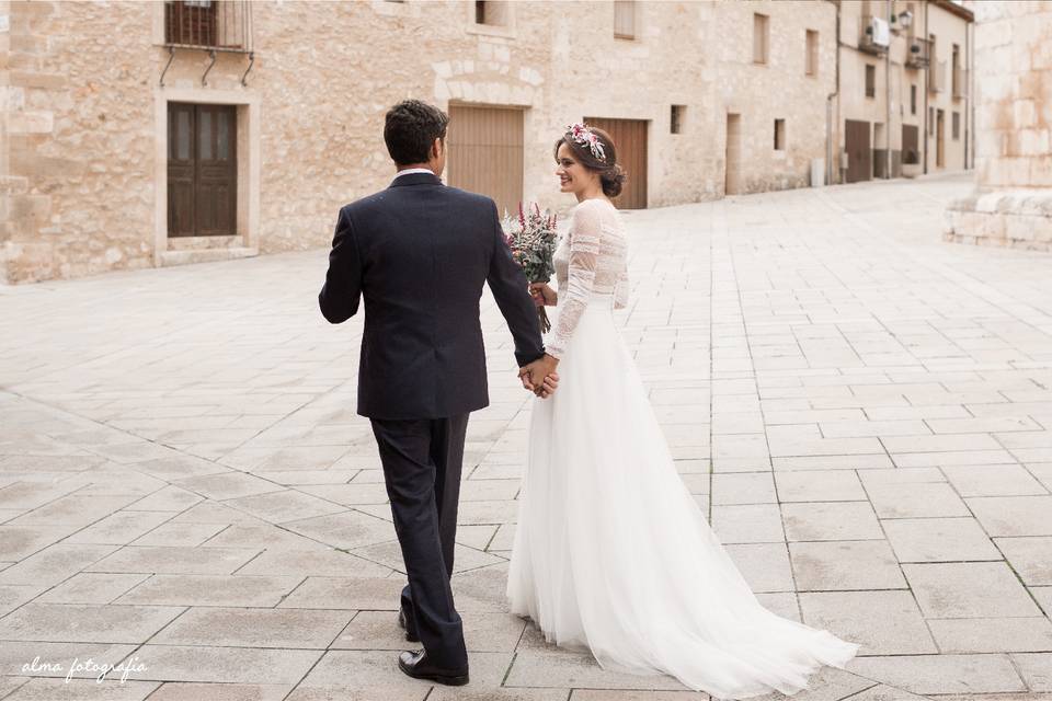 Pareja de novios de la mano