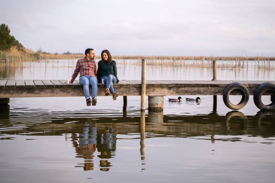 Pareja junto al río