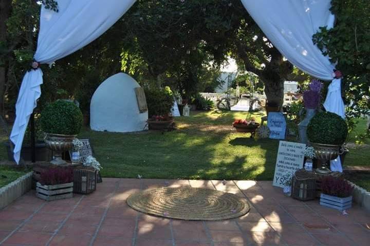 Entrada de boda en jardín