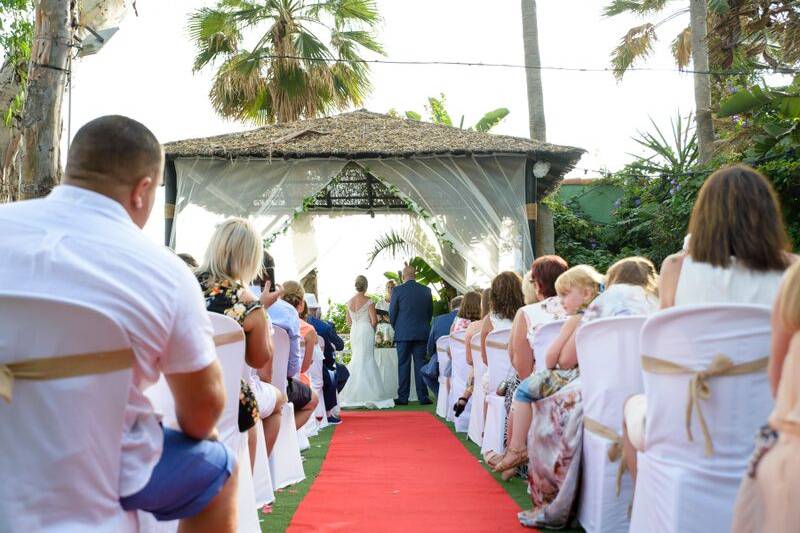 Ceremonia en el jardín con vistas al mar