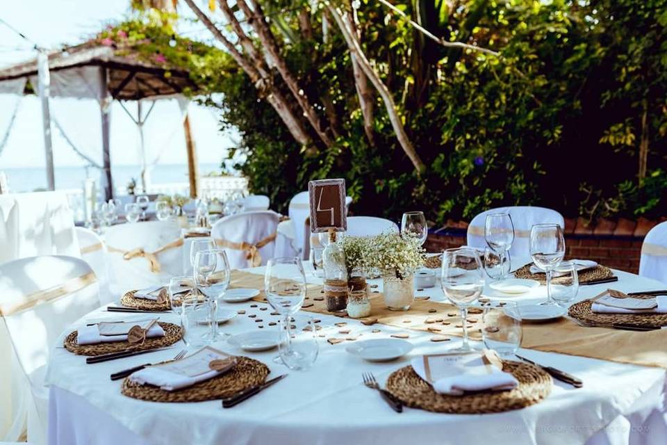 Ceremonia en el jardín con vistas al mar