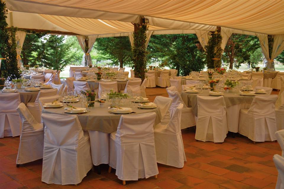 Mesas Blancas en el jardin