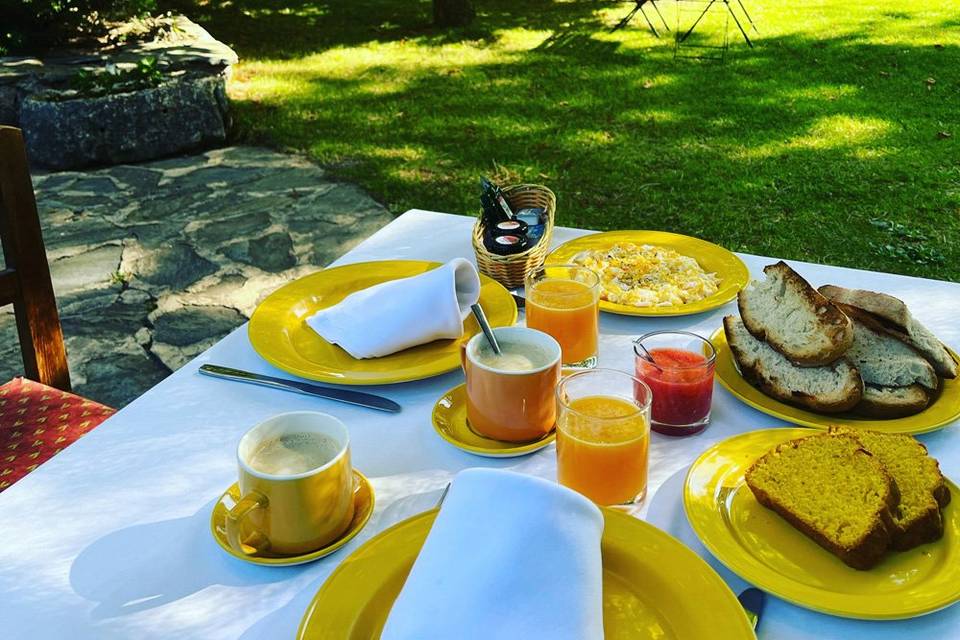 Desayuno en el jardín