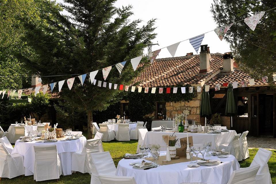 Mesas Blancas en el jardin