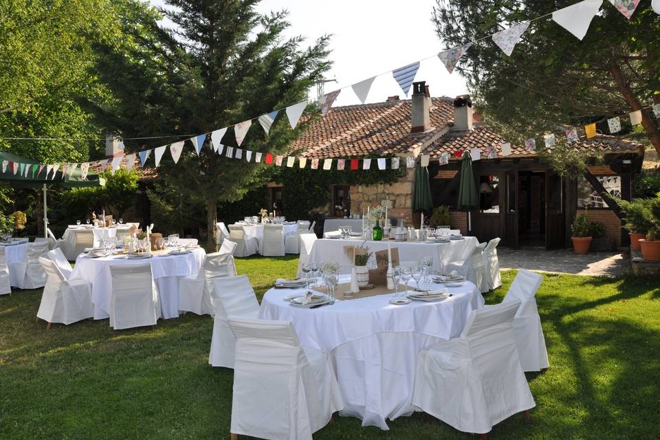 Mesas Blancas en el jardin