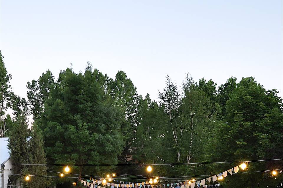 Mesas Blancas en el jardin