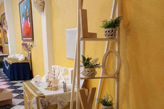Mesa de firmas y entrada al salón